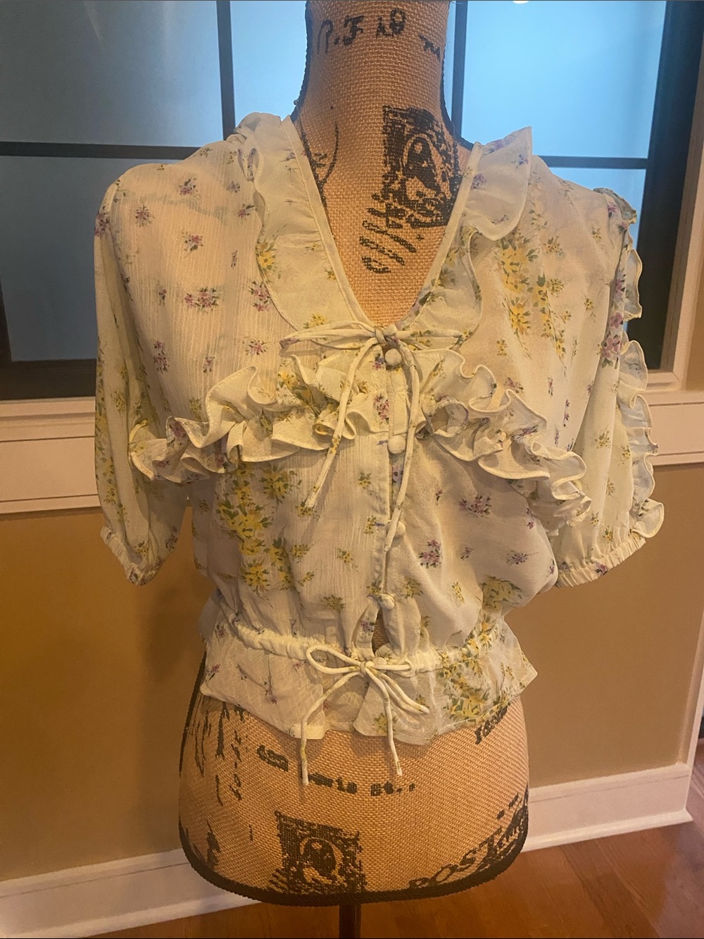 Steve Madden Light Yellow Floral Ruffle Tie-Front Blouse.sz Small. NWOT